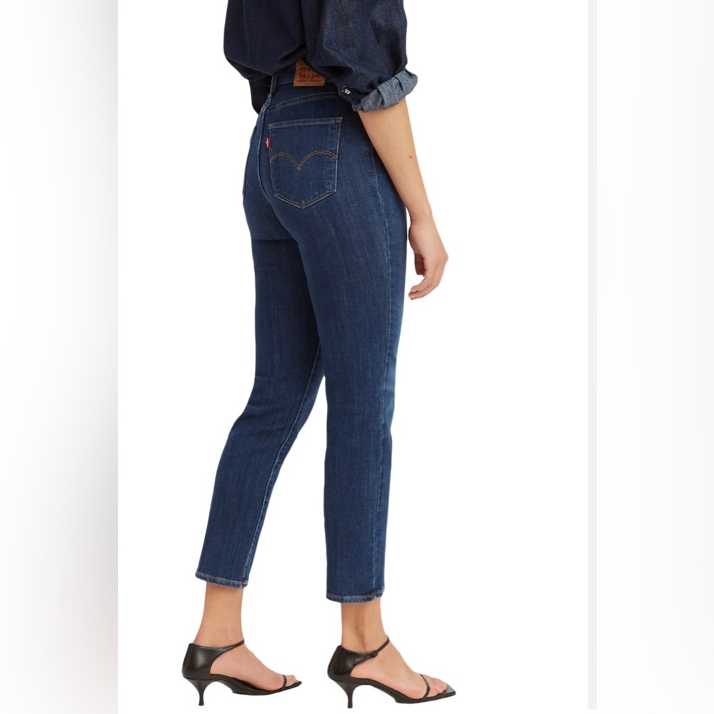 Levi’s women 724 High Rise straight crop SZ 27 medium wash